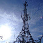 La linea di trasmissione ingraticcia la radio di Mw e la torre della televisione