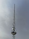 la polvere 36m/S ha ricoperto l'alta Guyed torre della grata di 30m