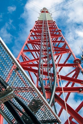 La torre d'acciaio della grata di isolato del triangolo di 3 gambe ha galvanizzato