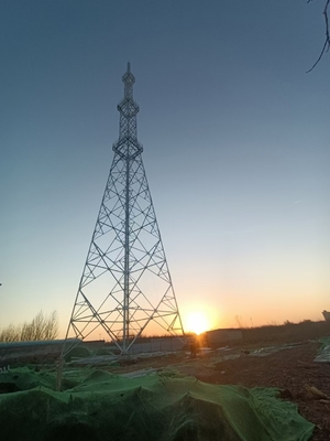 Antenne radiofoniche di Fm della torre di comunicazione di GSM 5g ed albero di microonde alto